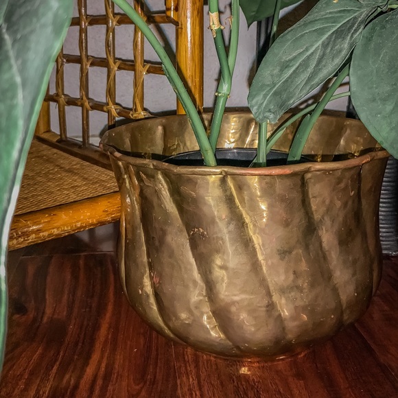 ✨SOLD✨Two Vintage Matching Brass Planters - Picture 3 of 6